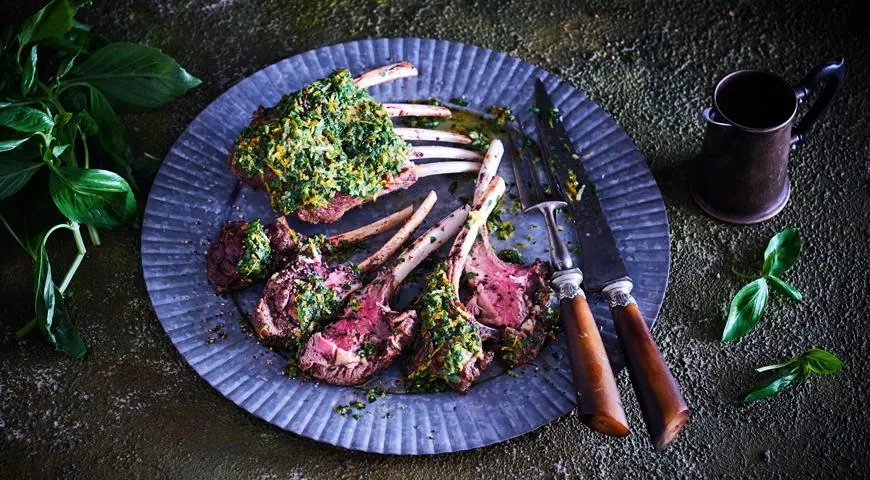 Итальянская баранья корейка с соусом гремолата