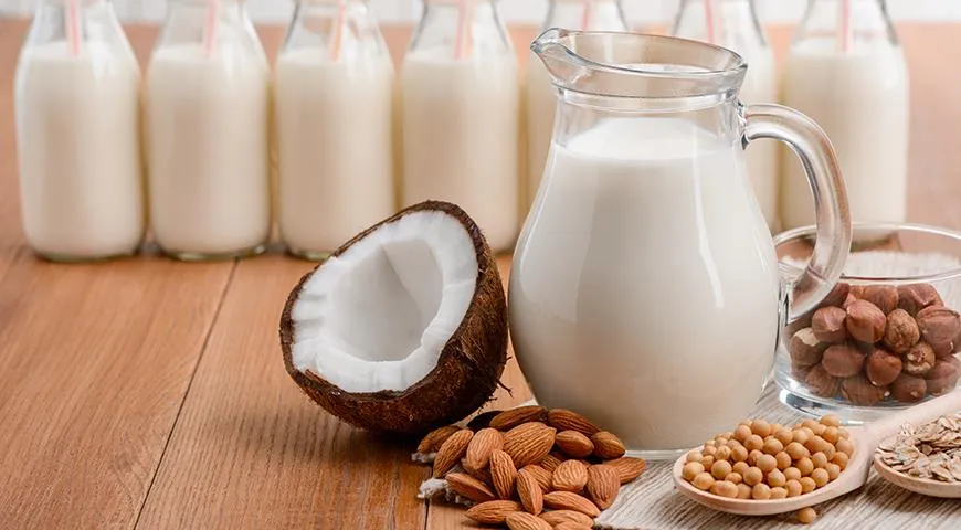Людям с непериносимостью лактозы нужно включать в свой рацион альтернативные продукты и напитки, например, растительное молоко