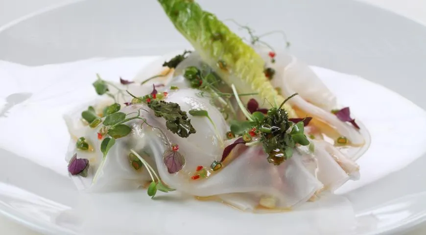 Тартар из тунца с авокадо под рисовой бумагой и соусом юдзу