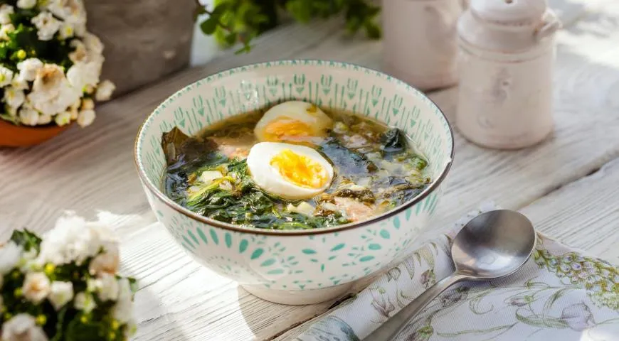 Весенний суп из щавеля и шпината с мясом