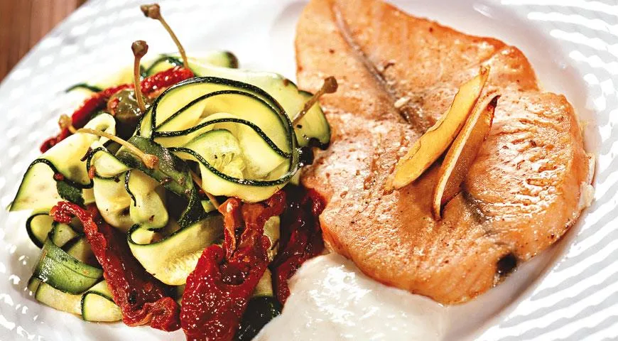 Лосось со сливочным соусом и салатом из цукини