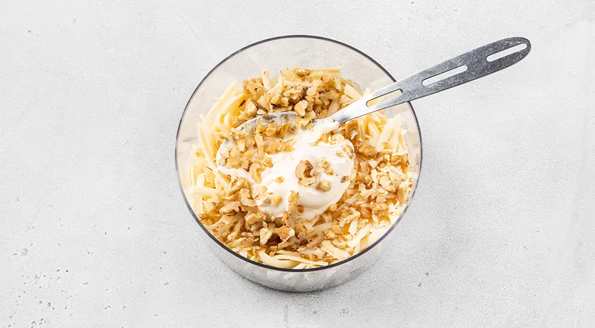 Салат с курицей, ананасом и сыром