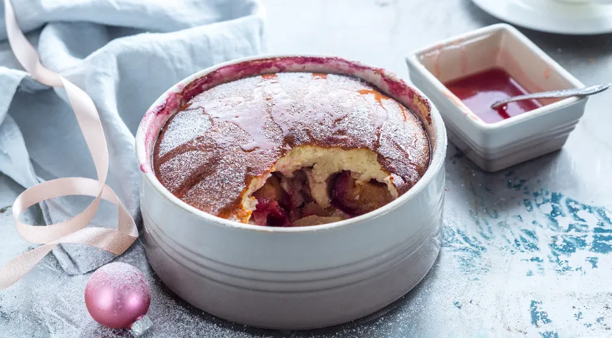 Манная фруктовая запеканка с грушами и сливами