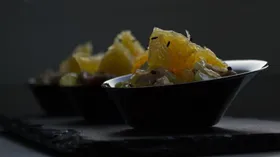 Салат с запеченным куриным филе, сегментами апельсина, сельдереем в ореховом соусе