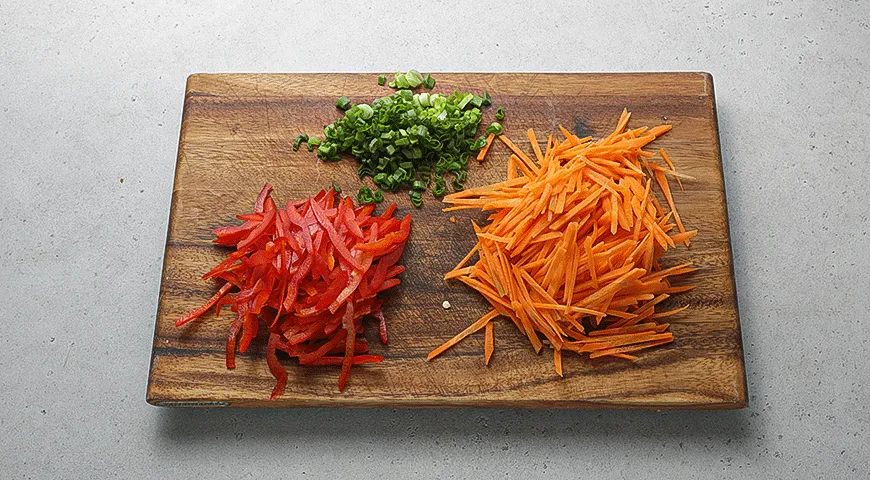 Салат из гречневой лапши с овощами