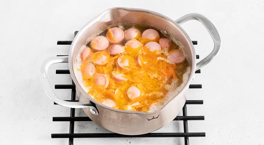 Суп с сосисками и вермишелью