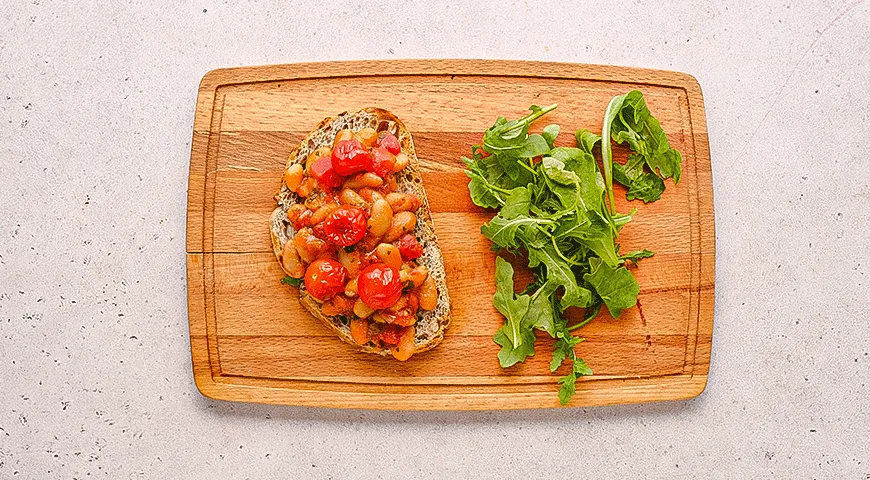 Тост с фасолью