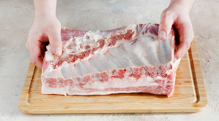 Ребра – лучший выбор для запекания мяса в фольге. Еще отлично подойдут грудинка и отруб, который называется «чак»