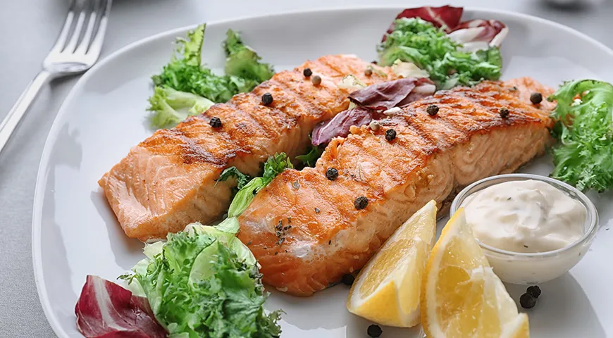 Жирная рыба содержит кислоты омега 3, которые являются ценным источником питания для нашего мозга