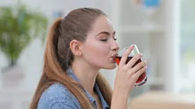 Назван сок, который помогает кишечнику, снижает воспаление и улучшает сон