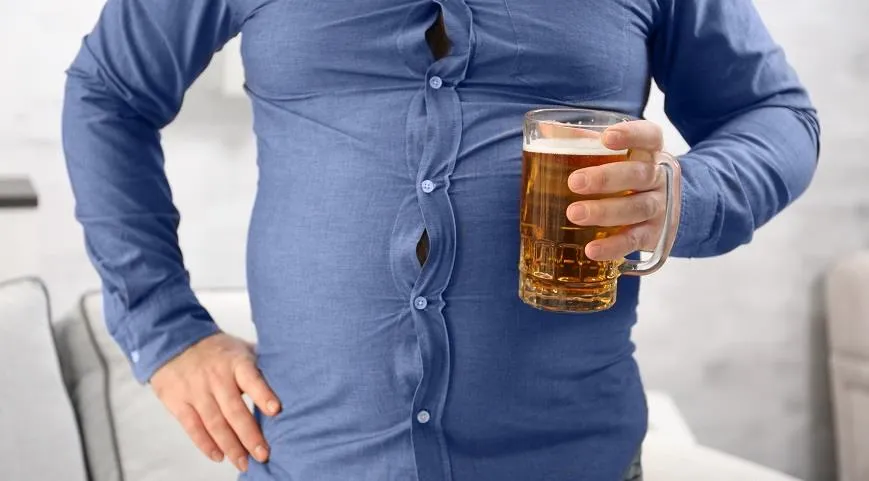 Пиво, даже безалкогольное, содержит фитоэстрогены, от которых растет живот