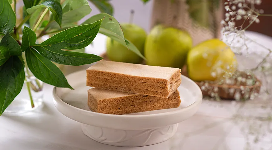 Пастилу можно подавать как самостоятельный десерт с чаем, кофе и другими напитками