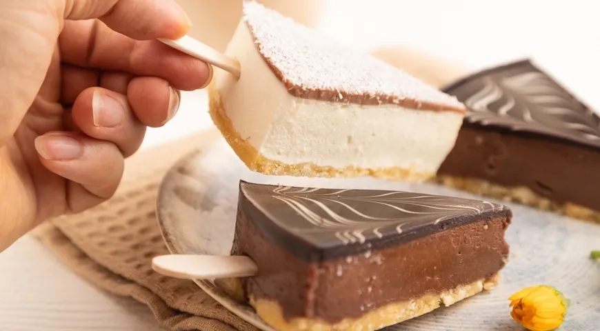 В Польше и Германии зефир часто продают на ярмарках как фастфуд — его нанизывают на палочку и обваливают в кокосовой стружке, дробленых орехах или цветной сахарной пудре