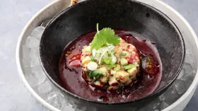 Тартар из авокадо с черничным соусом