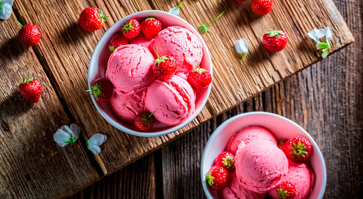 Самые вкусные десерты июля: 8 рецептов с клубникой, малиной, абрикосами и персиками
