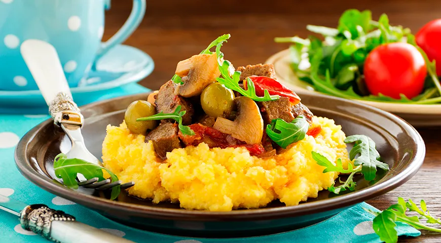 В мамалыгу можно добавить оливки, жареные грибы и вяленые помидоры