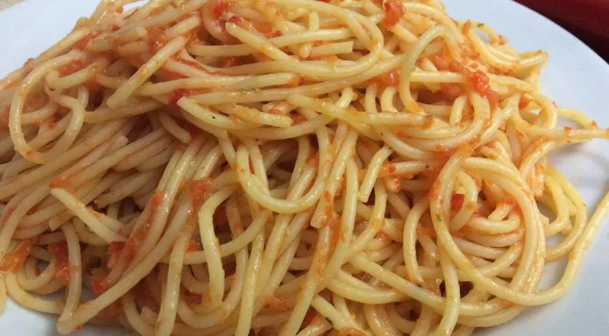 Готовим спагетти с соусом из запечённого перца 