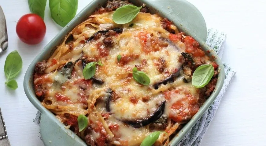 Макаронная запеканка с тушенкой из индейки