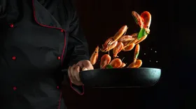 «Резиновые» креветки больше не проблема! Ее решают всего 2 ингредиента — лайфхак от повара