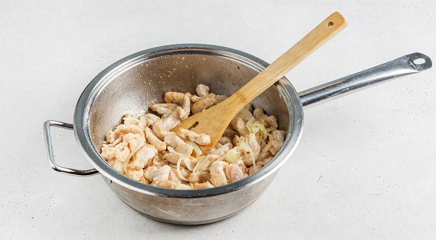 Бефстроганов из индейки с грибами в сливочном соусе