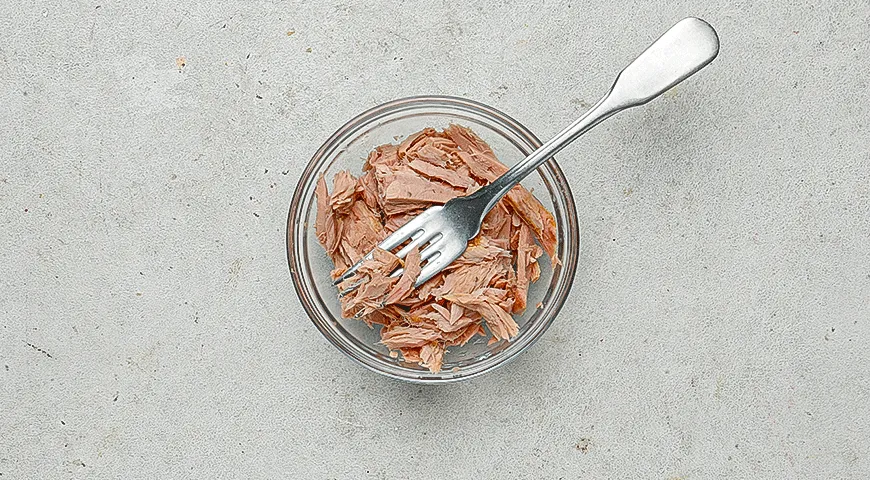 Чафли с тунцом, красным луком и сельдереем