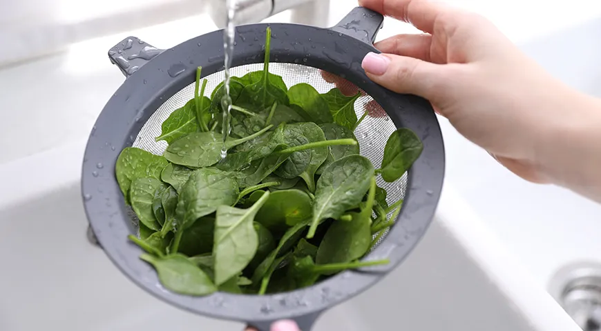 Свежий шпинат необходимо тщательно промыть водой