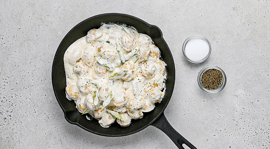 Жареные пельмени в сырном соусе со спаржей