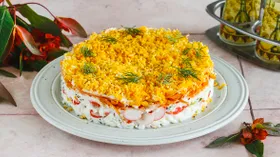 Слоеный крабовый салат с морковью по-корейски и сыром