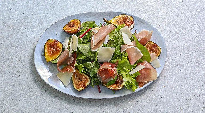 Салат с инжиром и пармезаном