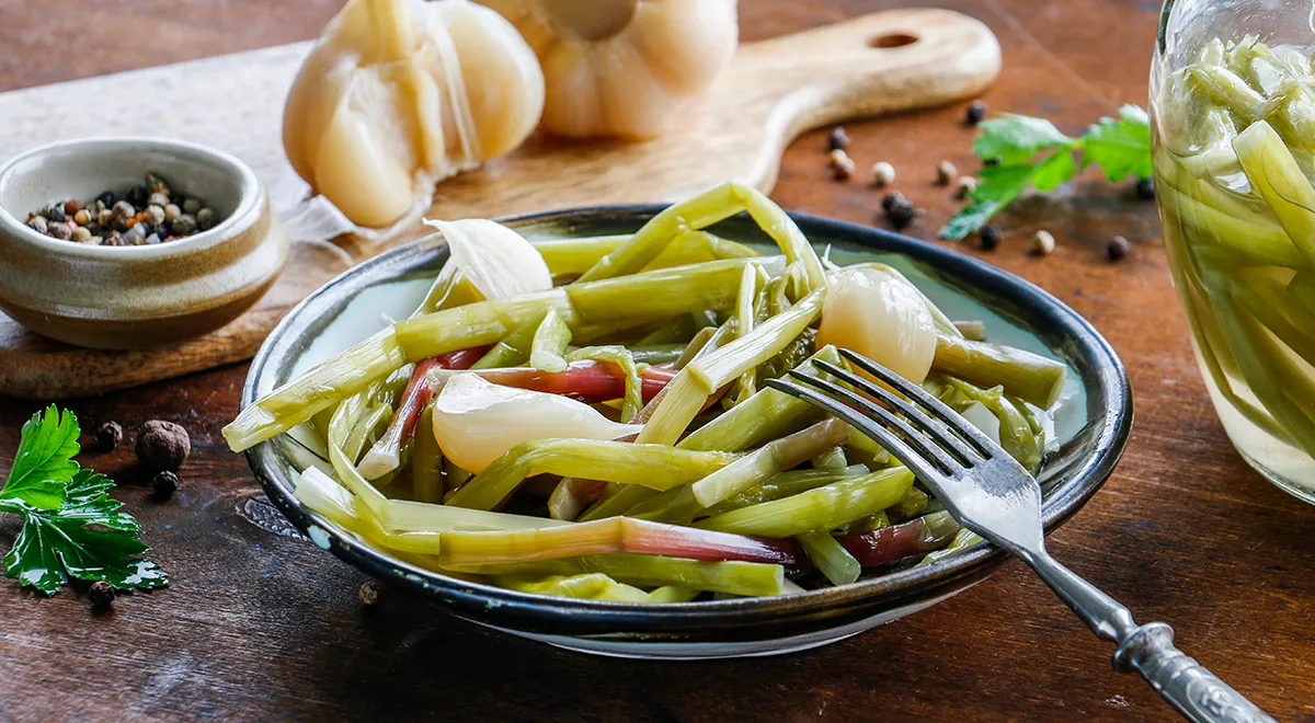 Рецепт соленой черемши на зиму с каменной солью