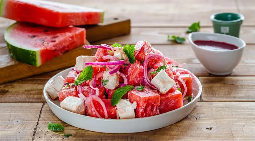 Рецепт салата с арбузом, красным луком и брынзой (можно использовать желтый арбуз)