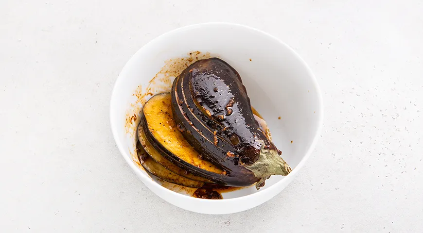 Баклажаны веером на сковороде