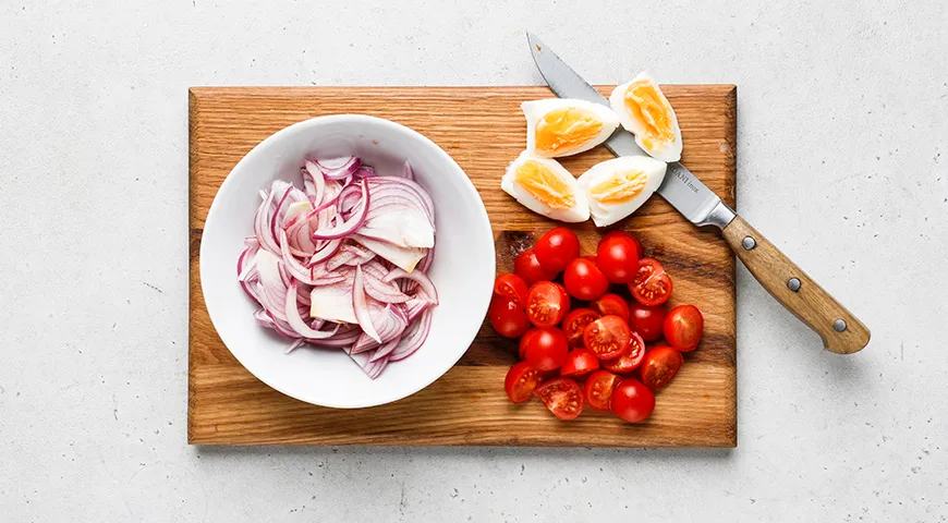 Салат с брокколи, помидорами, яйцами и луком