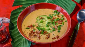 Острый сырно-кукурузный суп с беконом