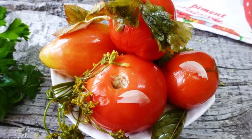 Малосольные помидоры в кастрюле