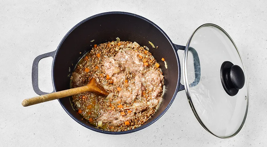 Солдатская каша из гречки с тушенкой