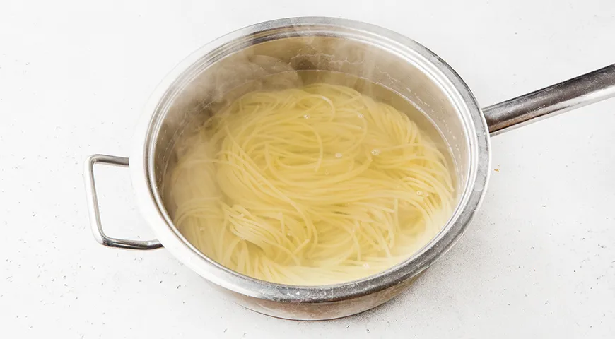 Спагетти с томатным соусом