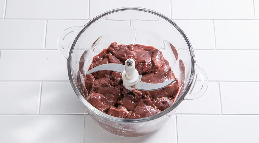 Печеночные оладьи с морковью и луком