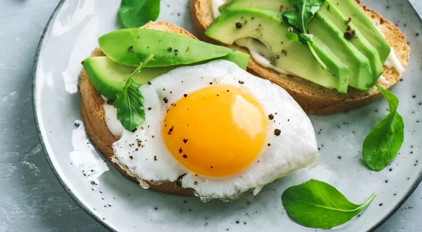 Тосты с яичницой — прекрасный похмельный завтрак