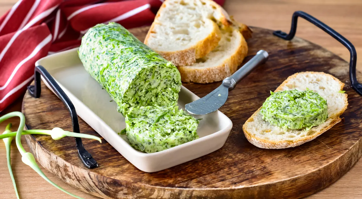 Сливочное масло с укропом и чесноком