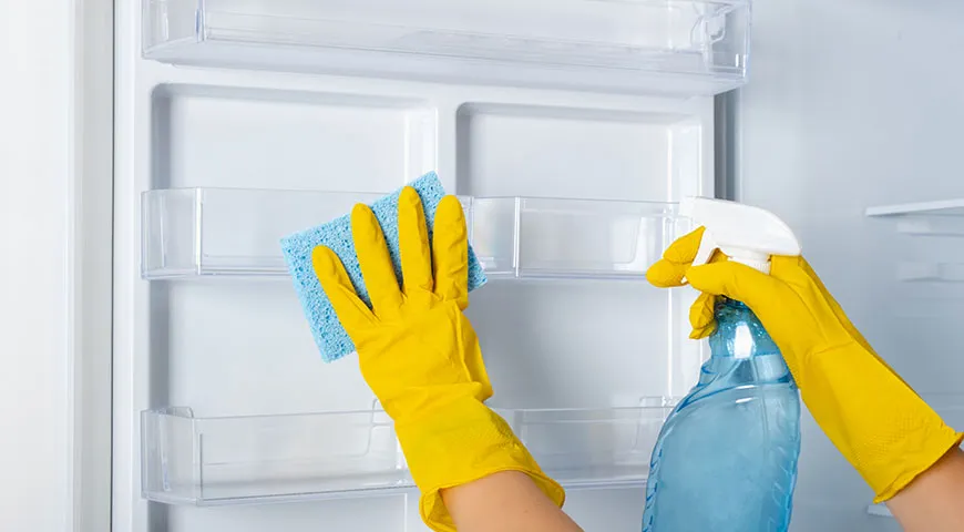 Не забывайте периодически мыть холодильник и поддерживать в нем чистоту. Помыть полки можно с жидкостью для мытья посуды или раствором уксуса, а поддерживать чистоту будет проще, если застелить полки силиконовыми ковриками.Не забывайте поддерживать чистоту в холодильнике
