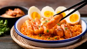 Токпокки и еще 8 модных корейских блюд, которые легко приготовить дома