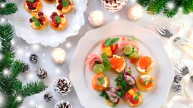 Канапе на Новый 2026 год: мясные и рыбные варианты с фруктами и сырами