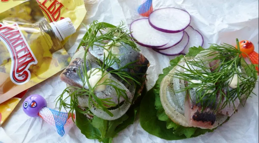 Готовим бутерброды с селедкой и редисом