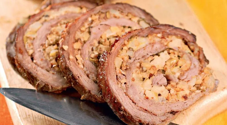 Рулет из говядины с яблоками и грецкими орехами 