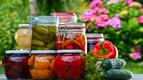 Диетолог рассказала, почему домашние закатки и магазинные консервы провоцируют рак
