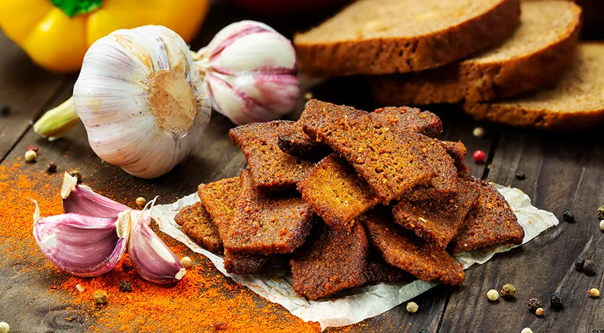 Ржаные сухари с чесноком и паприкой