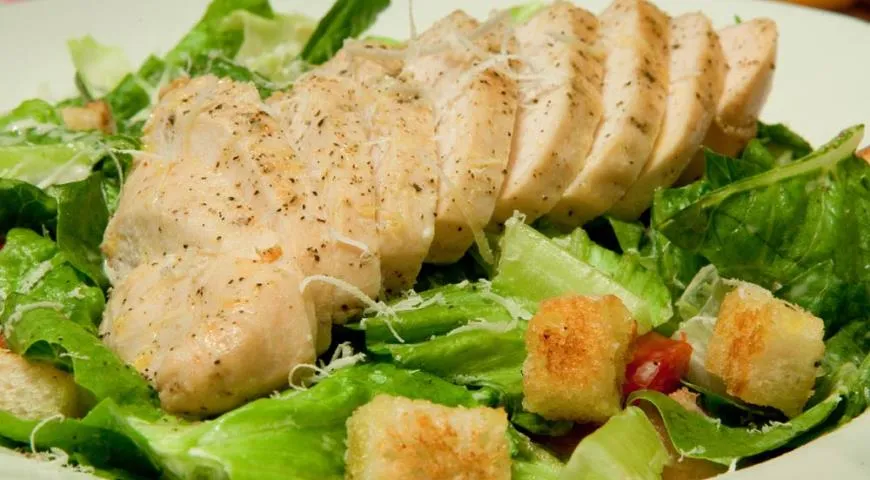 Салат Цезарь с курицей и крутонами