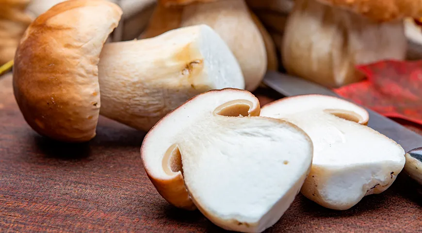 Чтобы проверить, червивый белый гриб или нет, разрежьте его вдоль