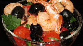 Теплый салат - Креветки с оливками и Черри